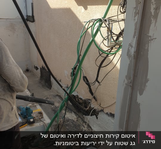 אדם עובד על איטום קיר עם כלים וחומרים